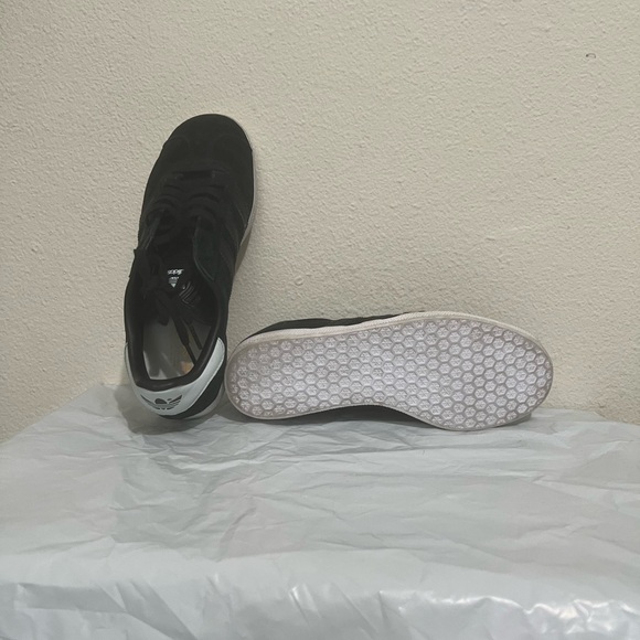 Adidas Women’s Black Classic Sneakers-size 6 - Picture 3 of 6